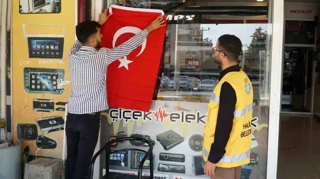 Şanlıurfa'da Cumhuriyet Bayramı'nda vatandaşlara Türk bayrağı hediye edildi