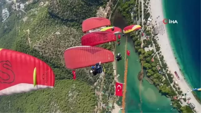 Fethiye'de Üniversite Öğrencileri Türk Bayraklarıyla Yamaç Paraşütü Yaptı
