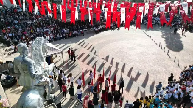 Kuyucak'ta 100. yıl coşkusu meydanlara sığmadı