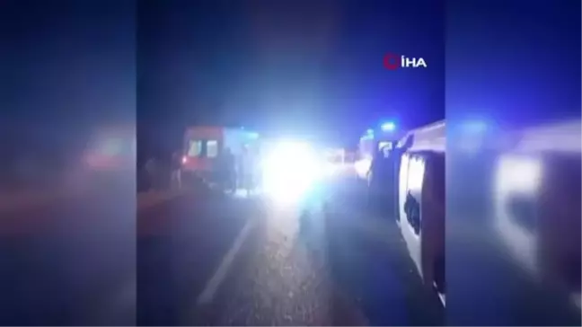 Kamyonet ile işçi servisi çarpıştı: 11 yaralı