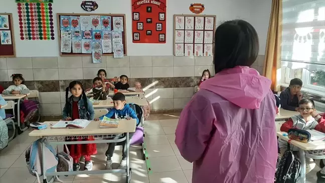 Sınıf Öğretmeni Tuğba Öztürk, Ses Eğitiminde Objeleri Kullanıyor