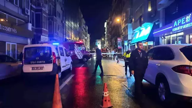 Şişli'de Bir Binadan Yola Parçalar Düştü