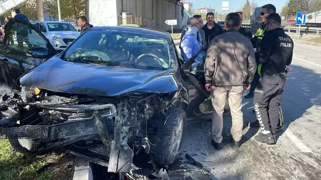 Kütahya'da Resmi Otomobil ile Kamyonet Çarpıştı: 4 Kişi Yaralandı