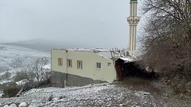 Çerkeş'te Şiddetli Rüzgarın Etkisiyle Cami Çatısı Uçtu