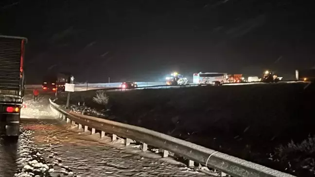 Erzurum'da Kop Dağı Geçidi'nde Kar Yağışı Ulaşımı Olumsuz Etkiliyor