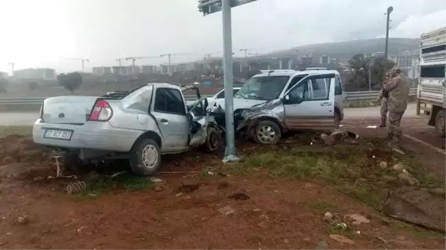 Hassa'da Ford araçlarının karıştığı kazada 3 kişi yaralandı