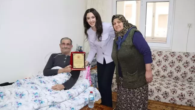 Özvatan Kaymakamı Mine Kurt, KOAH hastası emekli memur Mustafa Köseoğlu'na plaket takdim etti