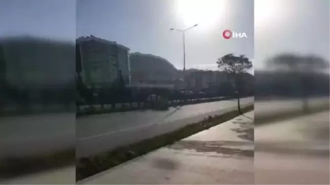 Fırtınayı sosyal medyada paylaşmak isterken anayola devrilen ağaca müdahale etti
