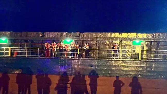 İnebolu'da Yük Gemisi Karaya Oturdu