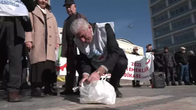 Emekliler, Maaşlarının Azlığını Ödeyemedikleri Faturalarını Yakarak Protesto Etti...
