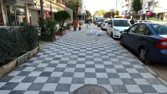 Bayraklı Belediyesi Sakarya Caddesi'ndeki Kaldırımları Yeniledi