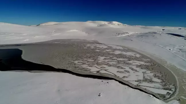 Erzurum'daki Kireçli Göleti Buzla Kaplandı