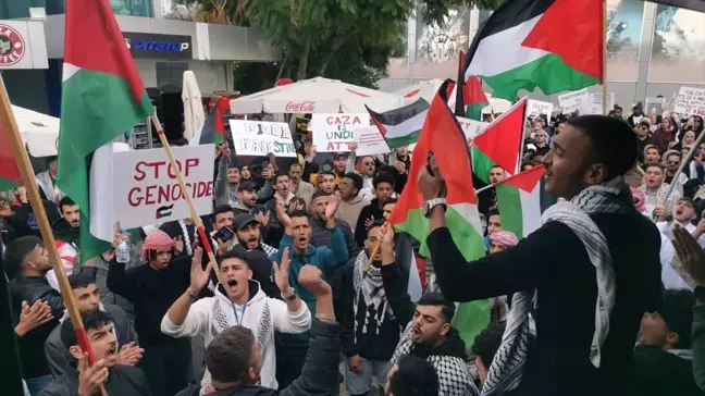 KKTC'de Öğrenciler İsrail'in Filistin'e Saldırılarını Protesto Etti