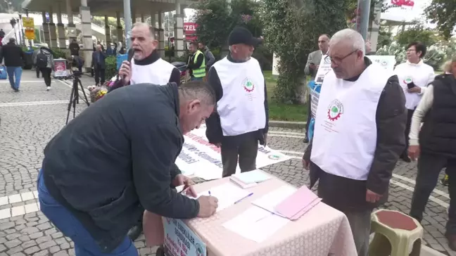 İzmir'de Emekliler Maaşlarını Protesto Etti, İmza Kampanyası Düzenledi:
