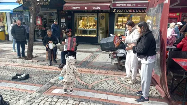 Edirneli Sokak Sanatçılarından Mizahi Şarkı