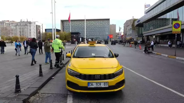 Taksim Meydanı'nda Ticari Taksi Denetimi: 3 Şoföre Cezalar Kesildi