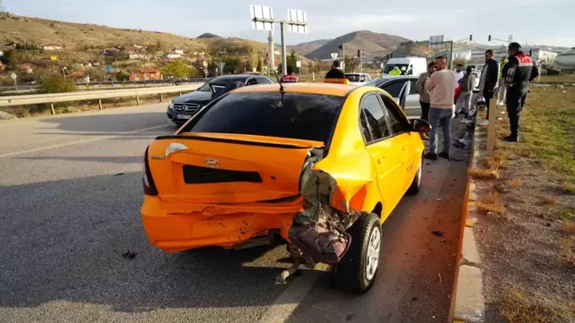 Kırıkkale'de Ticari Taksi ile Otomobil Çarpıştı: 1 Yaralı