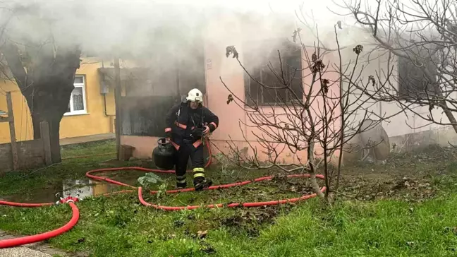 Düzce'de prefabrik evde çıkan yangın itfaiye ekipleri tarafından söndürüldü