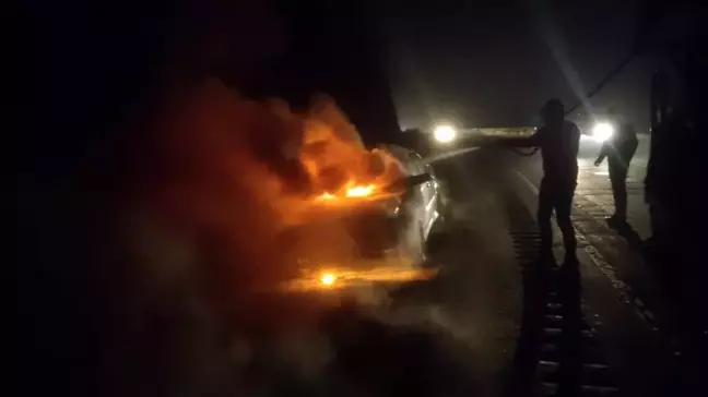 Hatay'da seyir halindeki araç alev topuna döndü
