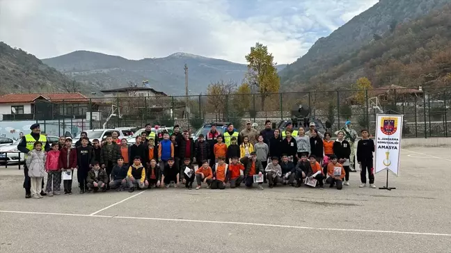 Amasya'da Cumhuriyet'in 100. yılı kutlamaları kapsamında öğrenciler jandarma ile buluştu