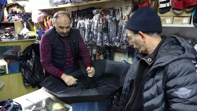 Kocaeli'nin tek şemsiye tamircisi 40 yıldır bozuk şemsiyeleri tamir ediyor