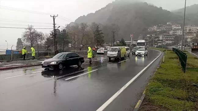 Zonguldak-Alaplı kara yolunda heyelan nedeniyle ulaşım tek şeritten çift yönlü sağlanıyor