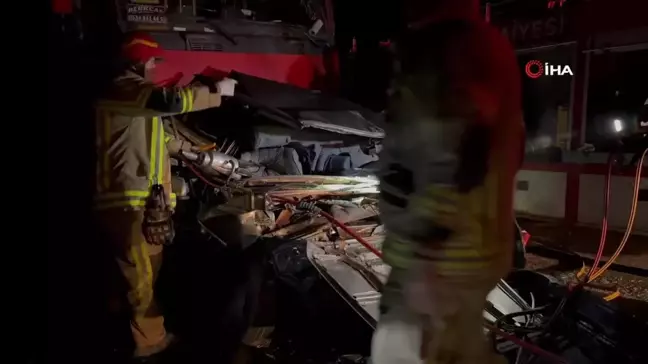 İznik-Adapazarı yolunda otomobilin iki tırın arasında sıkıştığı kazada 1 kişi hayatını kaybetti
