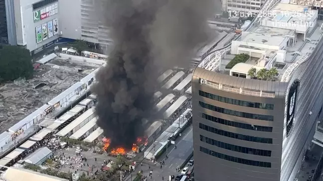 Bangkok'ta Ünlü Pazar Yerinde Yangın Çıktı