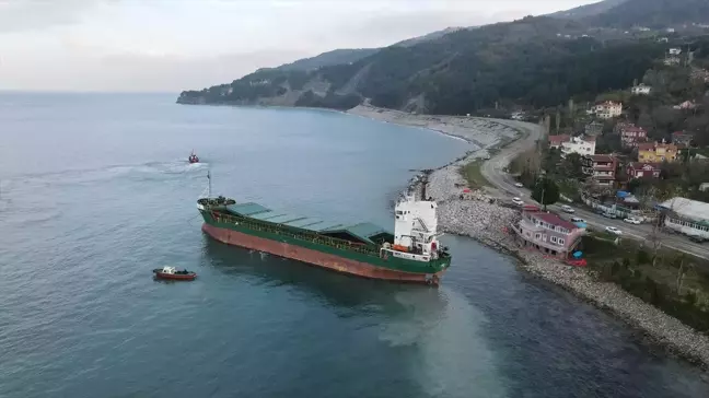 İnebolu'da karaya oturan kargo gemisi kurtarma çalışmaları devam ediyor