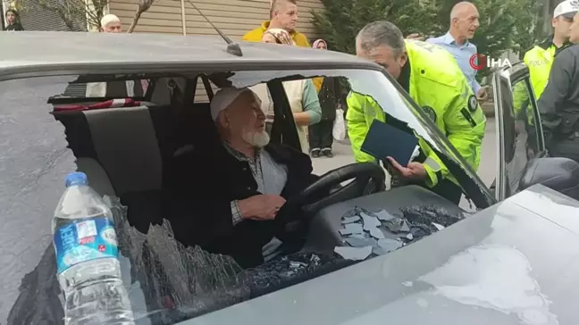 Orhangazi'de freni boşalan otomobil park halindeki araca çarptı