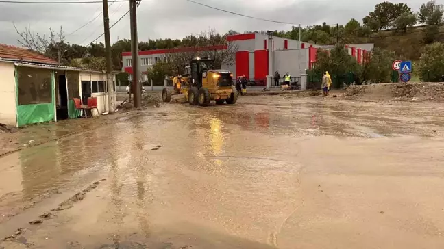 Çanakkale'de Dere Taşması Nedeniyle Köy Yolu Trafiğe Kapatıldı