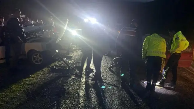 Karabük'te Kontrolden Çıkan Otomobiller Çarpıştı: 3 Yaralı