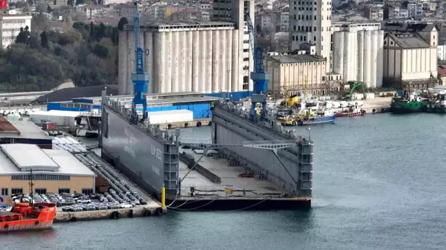 İstanbul'da Üretilen Dev Yüzer Havuz Haydarpaşa Limanı'nda Göreve Bekliyor