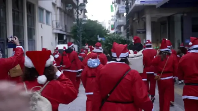 Pire'de Noel Baba Koşusu düzenlendi