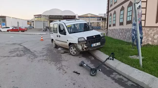 Samsun'da hafif ticari araç ile elektrikli scooter çarpıştı, 2 kişi yaralandı