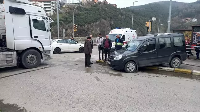 Karabük'te tırla çarpışan araçta 2 kişi yaralandı