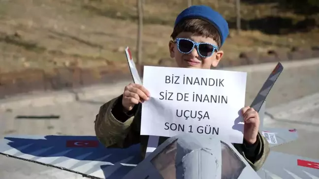 6 yaşındaki Yusuf, milli uçak KAAN'ın maketini babasıyla birlikte yaptı