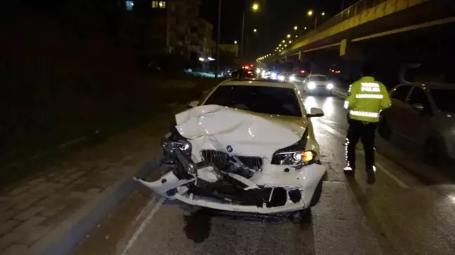 Manavgat'ta 'U' dönüşü yapan otomobile çarpma: 3 yaralı