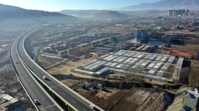 Gansu'da depremden etkilenen bölge sakinleri için prefabrik evler inşa ediliyor