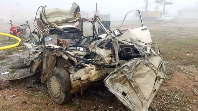 Çanakkale'de Otomobil Çekiciyle Çarpıştı: 2 Kişi Hayatını Kaybetti