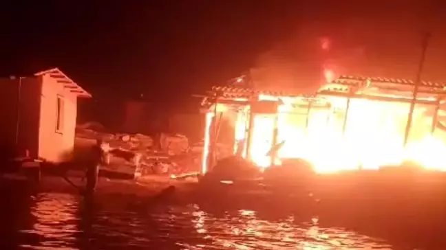 Milas'ta Yılan Adası'nda Prefabrik Ev Yangını