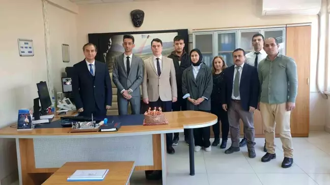 Orhaneli Kaymakamı, başarılı tapu memurunu ödüllendirdi