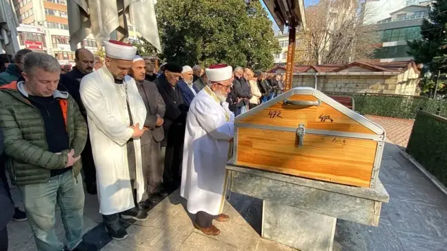 İzmit Fevziye Camii'nin gönüllü hafızı Ali Rıza Kahraman son yolculuğuna uğurlandı