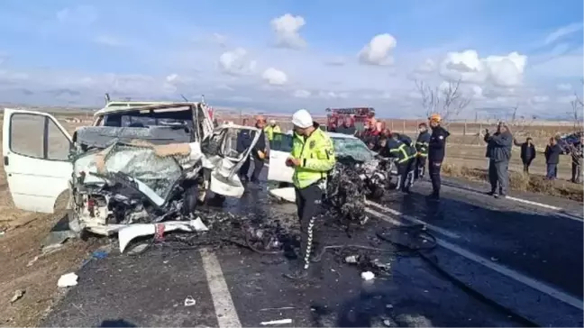 Niğde'de Kamyonet ile Çarpışan Otomobilin Sürücüsü Hayatını Kaybetti