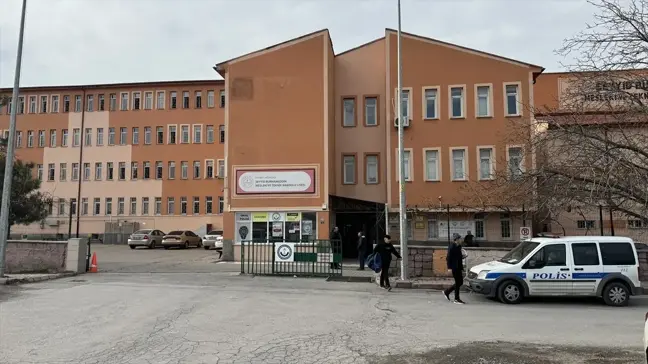 Kayseri'de evden getirdikleri yiyeceklerden yedikten sonra rahatsızlanan 12 öğrenci hastaneye kaldırıldı