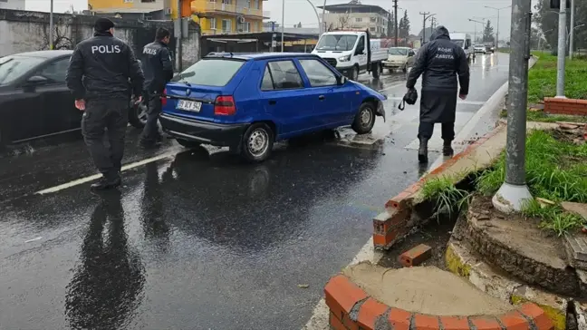 Aydın'ın Köşk ilçesinde refüje çarpan otomobildeki 3 kişi hastanede tedavi altına alındı