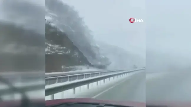 Bursa'da kar yağışı sürücülere zor anlar yaşatıyor
