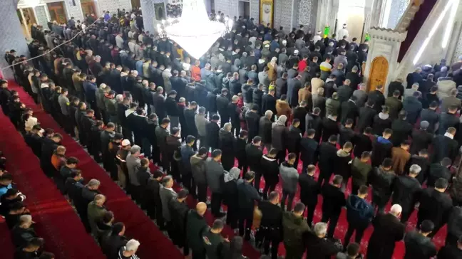 Şanlıurfa'da Regaip Kandili'nde Binlerce Vatandaş Dergah Camisi'ne Akın Etti