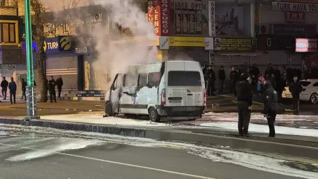 Diyarbakır'da seyir halindeki minibüs yanarak kullanılamaz hale geldi