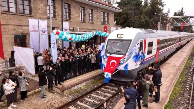 Burdur Garı'na 15 yıl sonra Güller Ekspres ilk seferini düzenledi